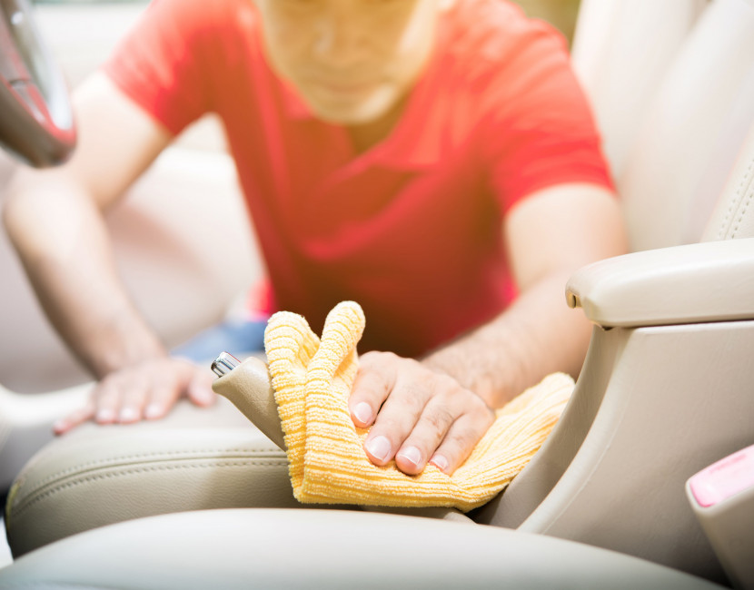 Entretien du cuir avec une microfibre