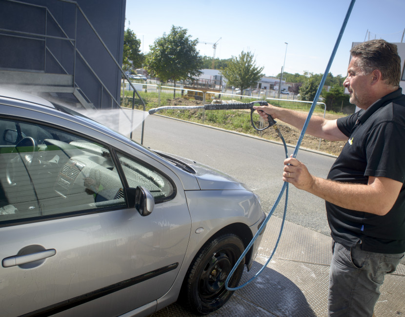 Lavage voiture avec peu d'eau