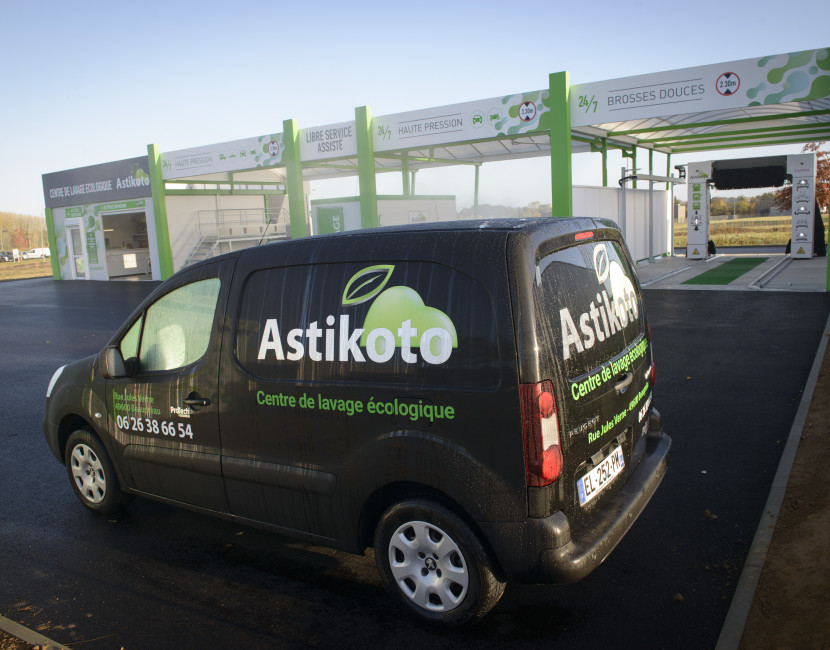 Astikoto récupère le véhicule sur le lieu de travail