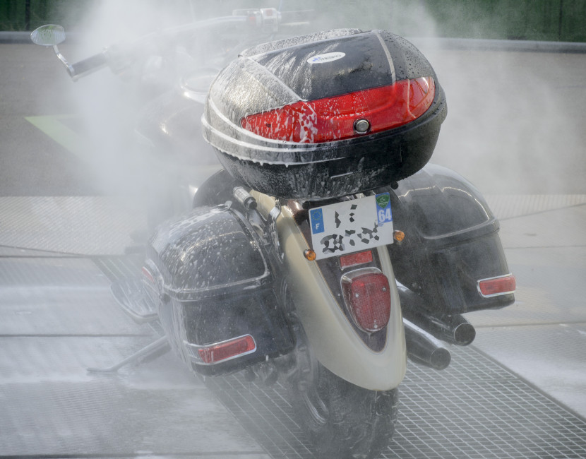 Lavage d'une moto à la haute-pression chez Astikoto